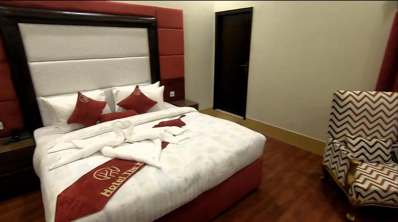 Hotel The Holiday Lahore Bagian luar foto