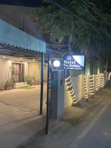 Hotel The Holiday Lahore Bagian luar foto