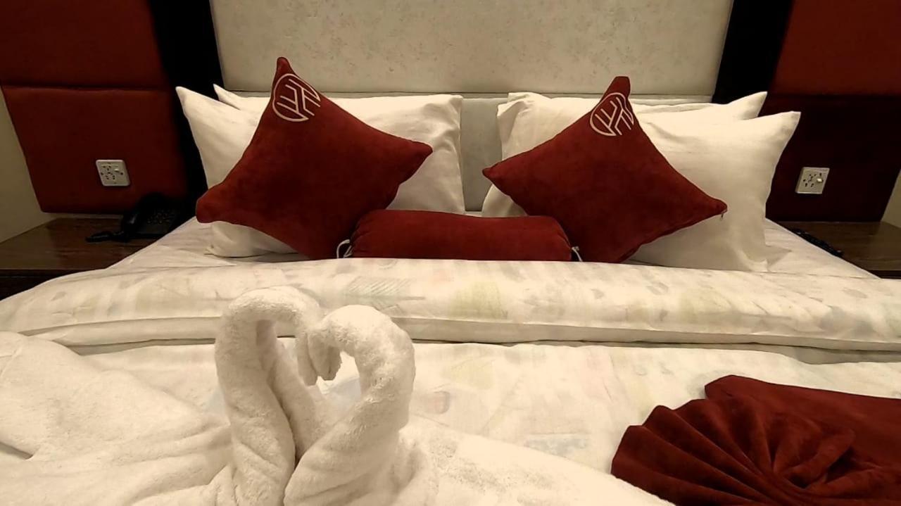 Hotel The Holiday Lahore Bagian luar foto