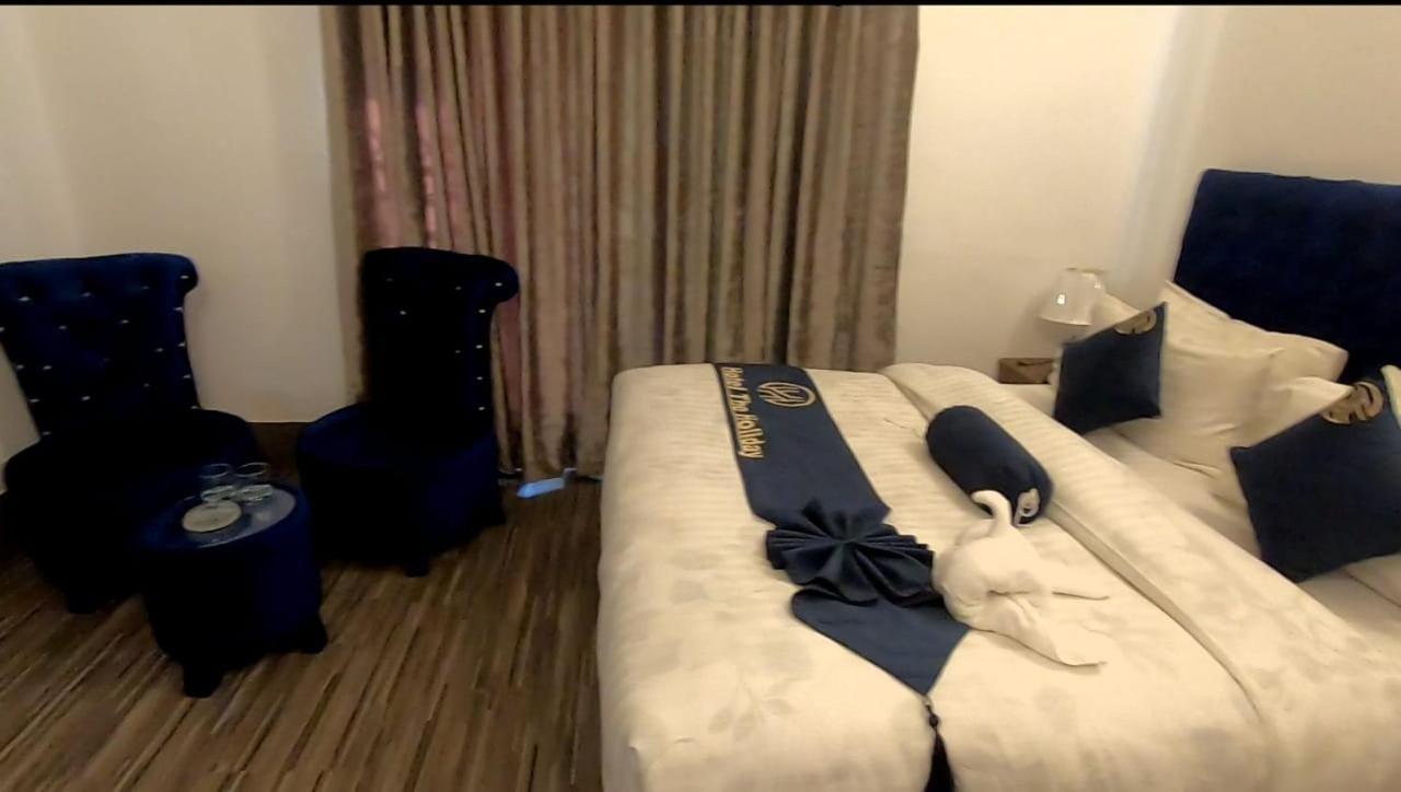 Hotel The Holiday Lahore Bagian luar foto