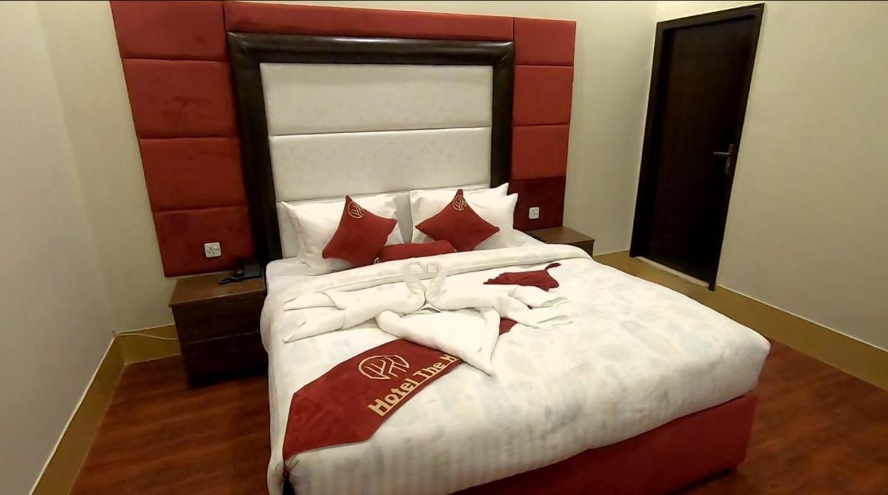 Hotel The Holiday Lahore Bagian luar foto