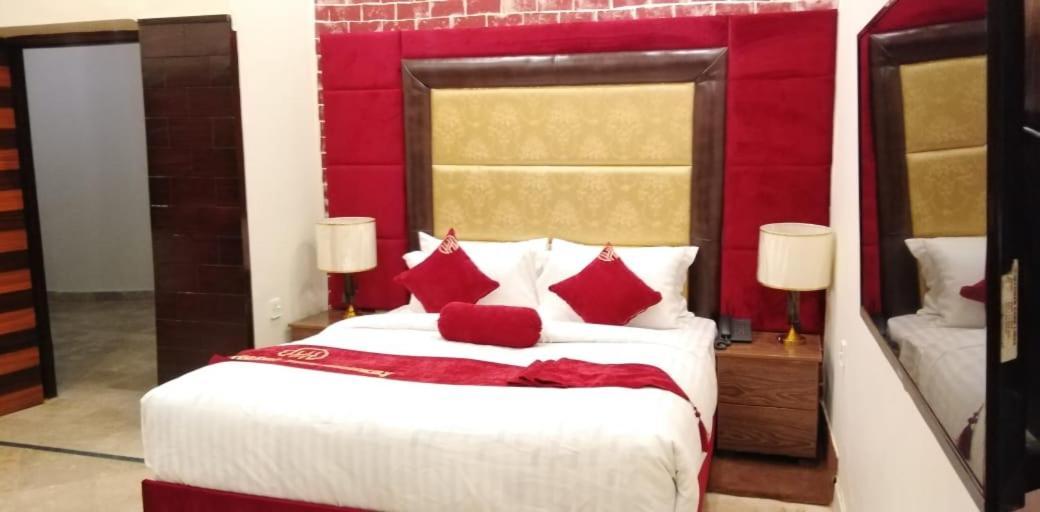 Hotel The Holiday Lahore Bagian luar foto