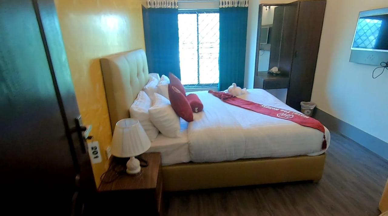 Hotel The Holiday Lahore Bagian luar foto