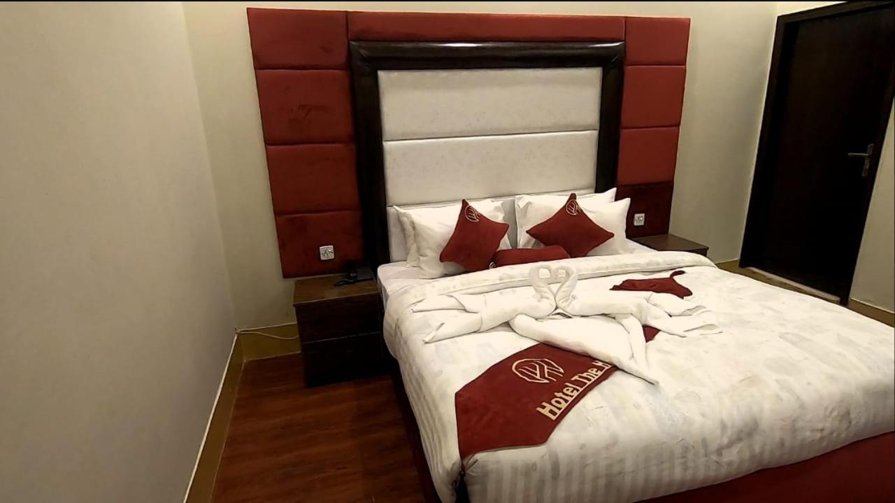 Hotel The Holiday Lahore Bagian luar foto